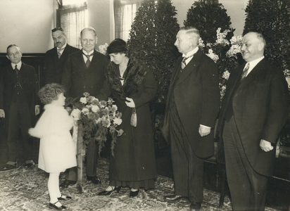 99440 Afbeelding van Nelly Hoogbergen (kleindochter van wethouder en waarnemend burgemeester A.H. Smulders) die mevrouw ...